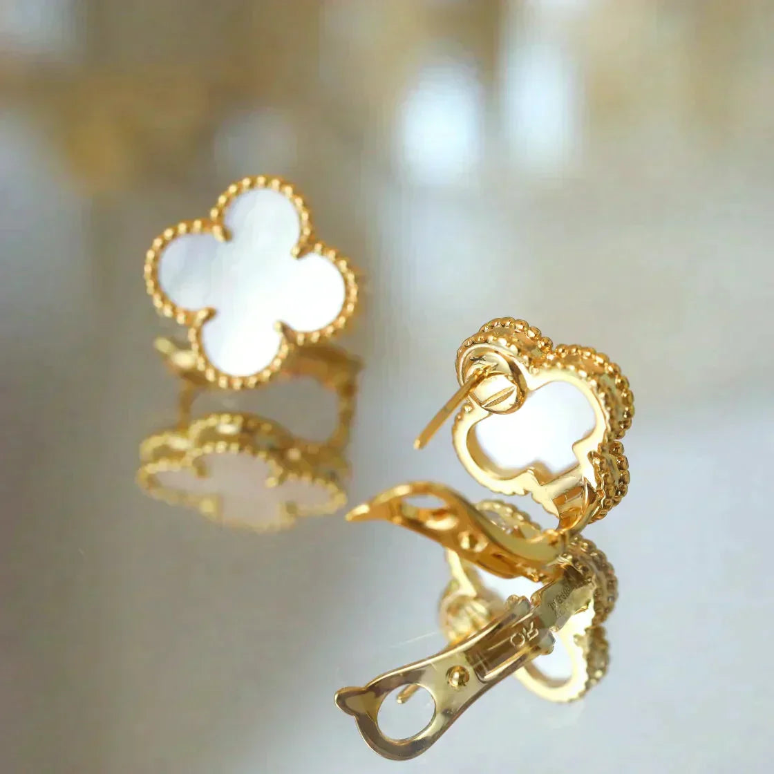 [Mystic]CLOVER MEDIUM 1 MOTIFS  WHITE MOP STUD EARRINGS