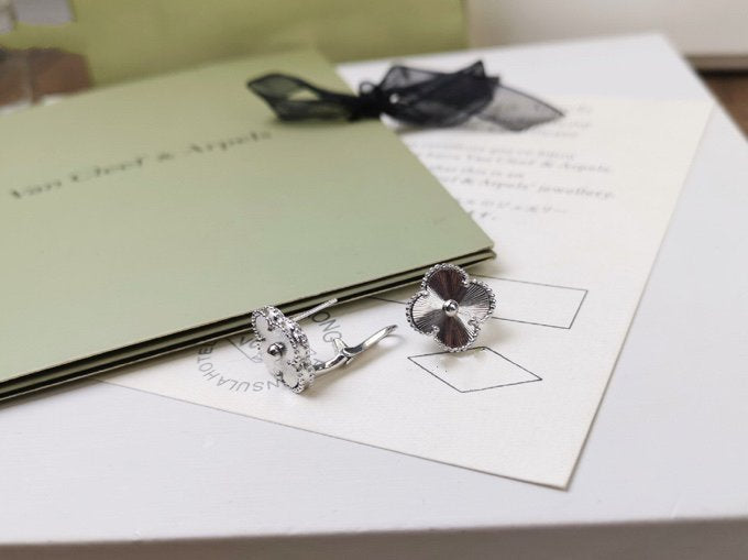 [Mystic]CLOVER MEDIUM STUD EARRINGS