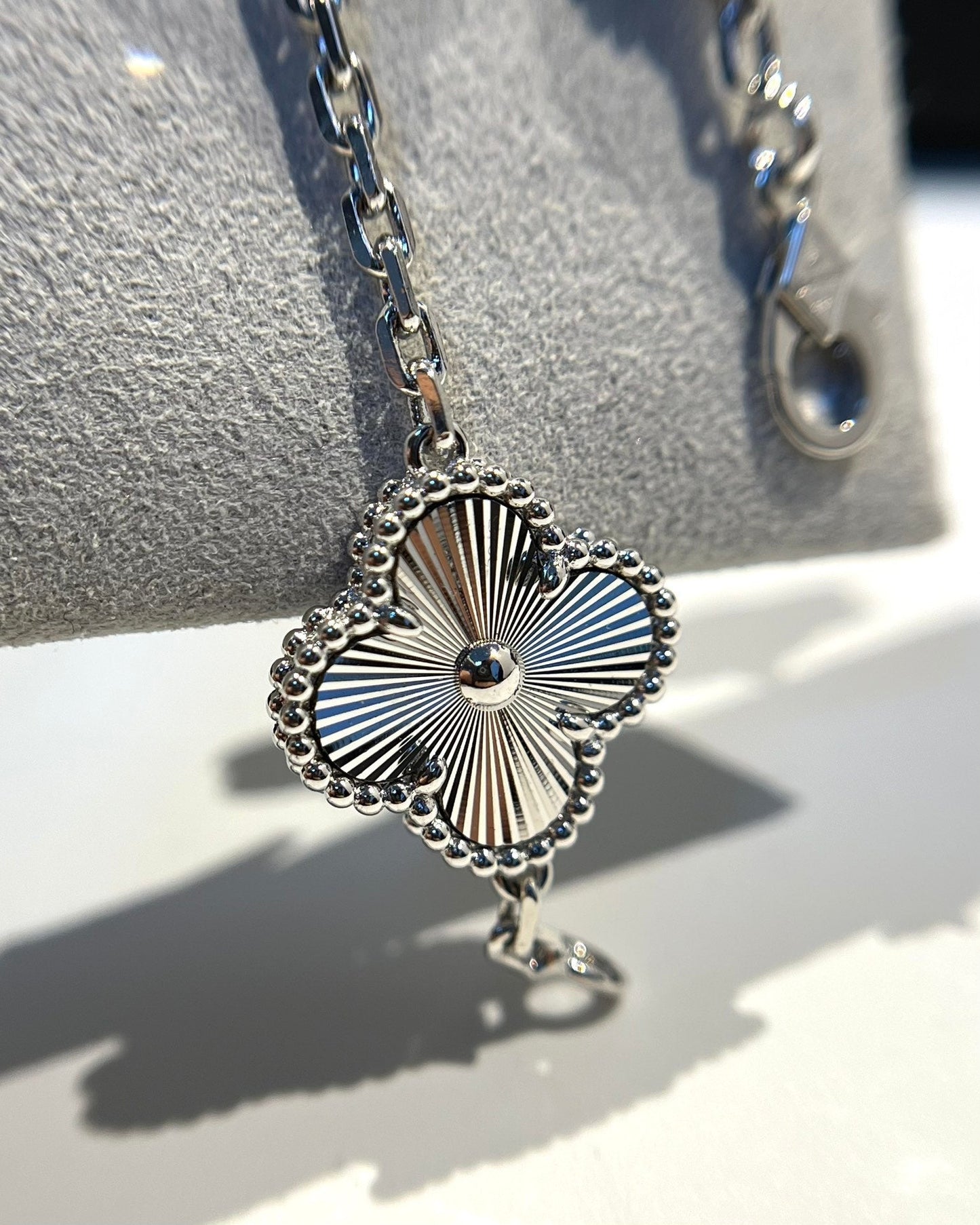 [Mystic] CLOVER 5 MOTIF LASER BRACELET COLLECTION